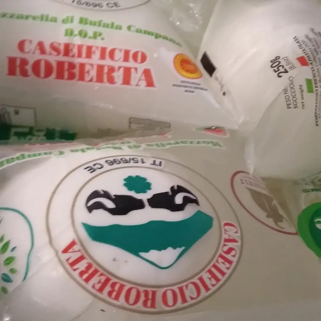 a picture of mozzarella di bufala in vari formati da 250 gr